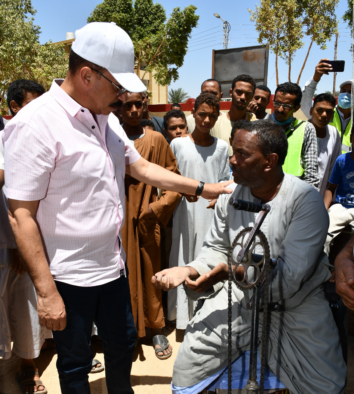 محافظ أسوان مع أحد المواطنين