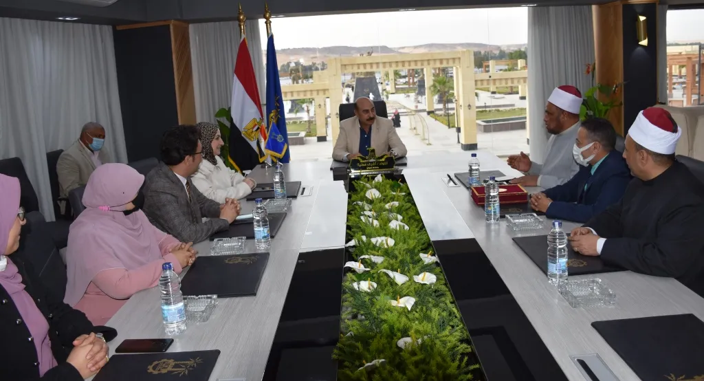 محافظ أسوان يطلق إشارة البدء للقافلة الدعوية والتوعوية للواعظات