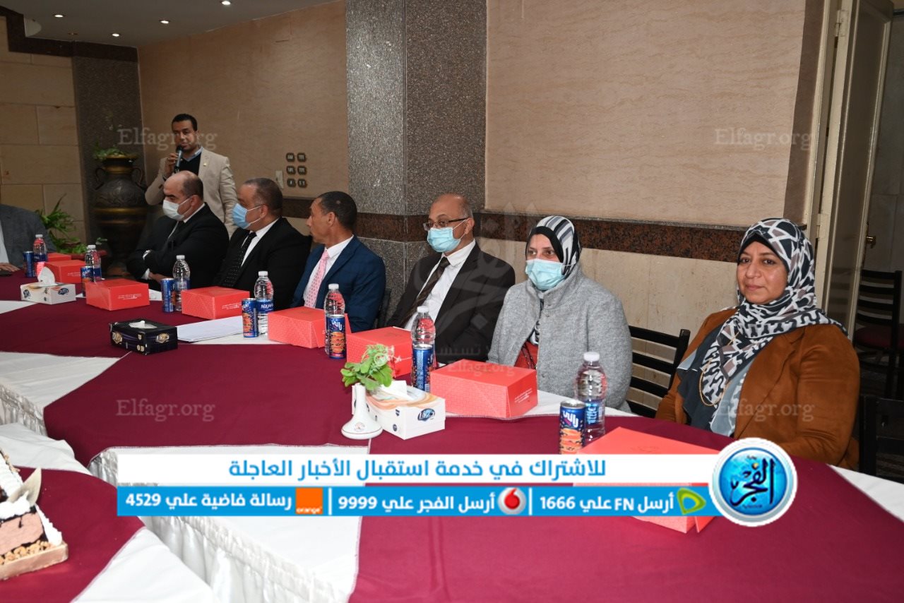 تكريم أيمن حلبة القائم بأعمال أمين عام جامعة الفيوم لبلوغه المعاش