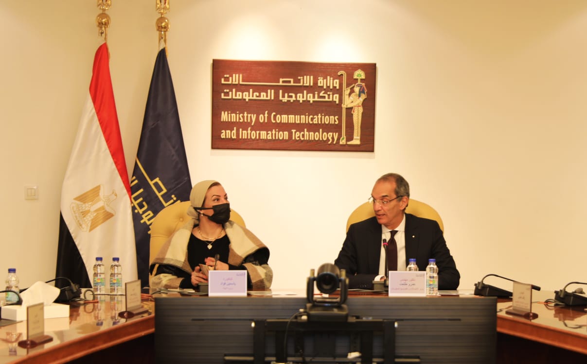 وزيرة البيئة مع وزيز الإتصالات