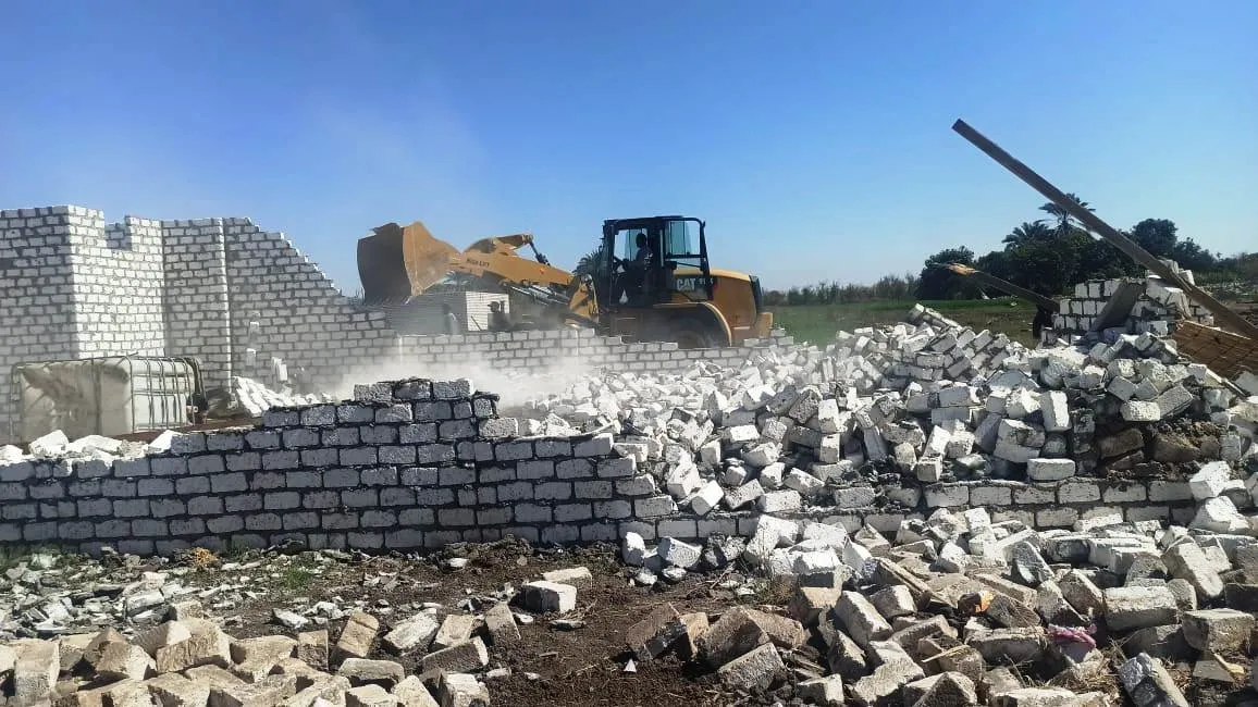  إزالة التعديات على أملاك الدولة بكوم أمبو بأسوان 