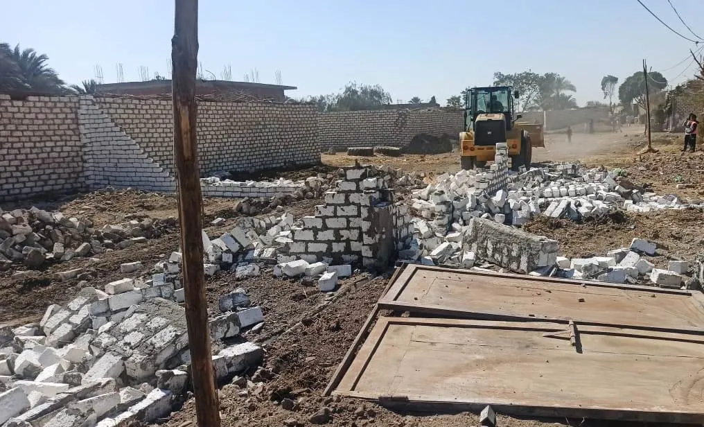  إزالة التعديات على أملاك الدولة بكوم أمبو بأسوان 