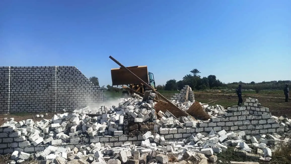  إزالة التعديات على أملاك الدولة بكوم أمبو بأسوان 