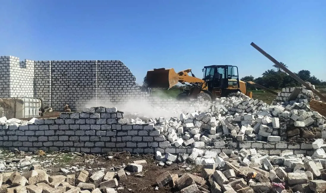  إزالة التعديات على أملاك الدولة بكوم أمبو بأسوان 