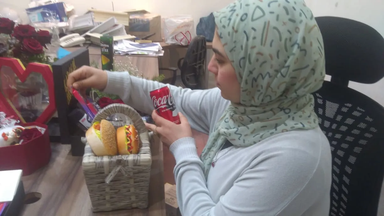 اسراء تجهز بوكس مأكولات