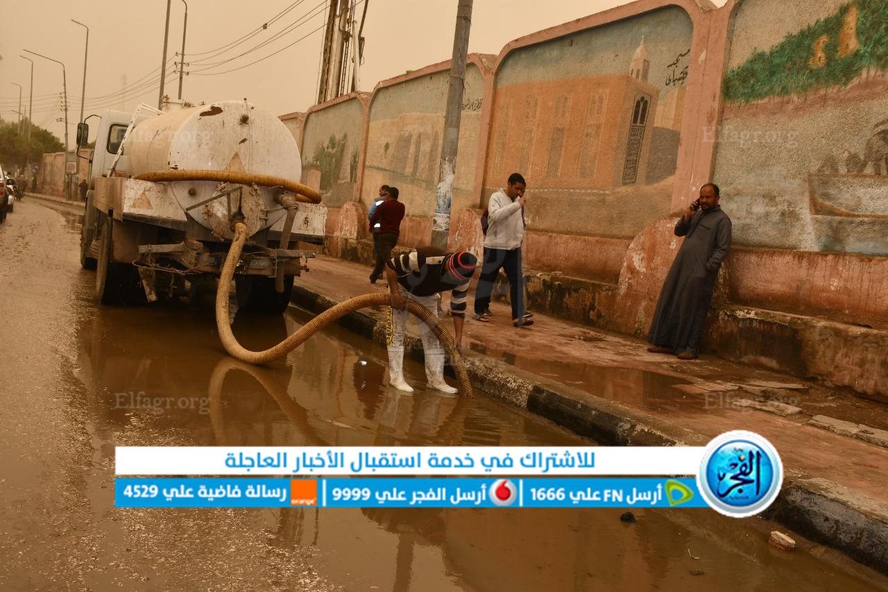 محافظ الفيوم يتفقد رفع تراكمات مياه الأمطار من الشوارع