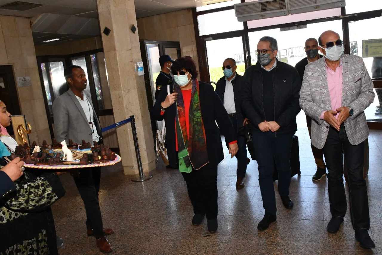 وزيرا السياحة والثقافة ومحافظ أسوان يوزعون الهدايا التذكارية على السائحين