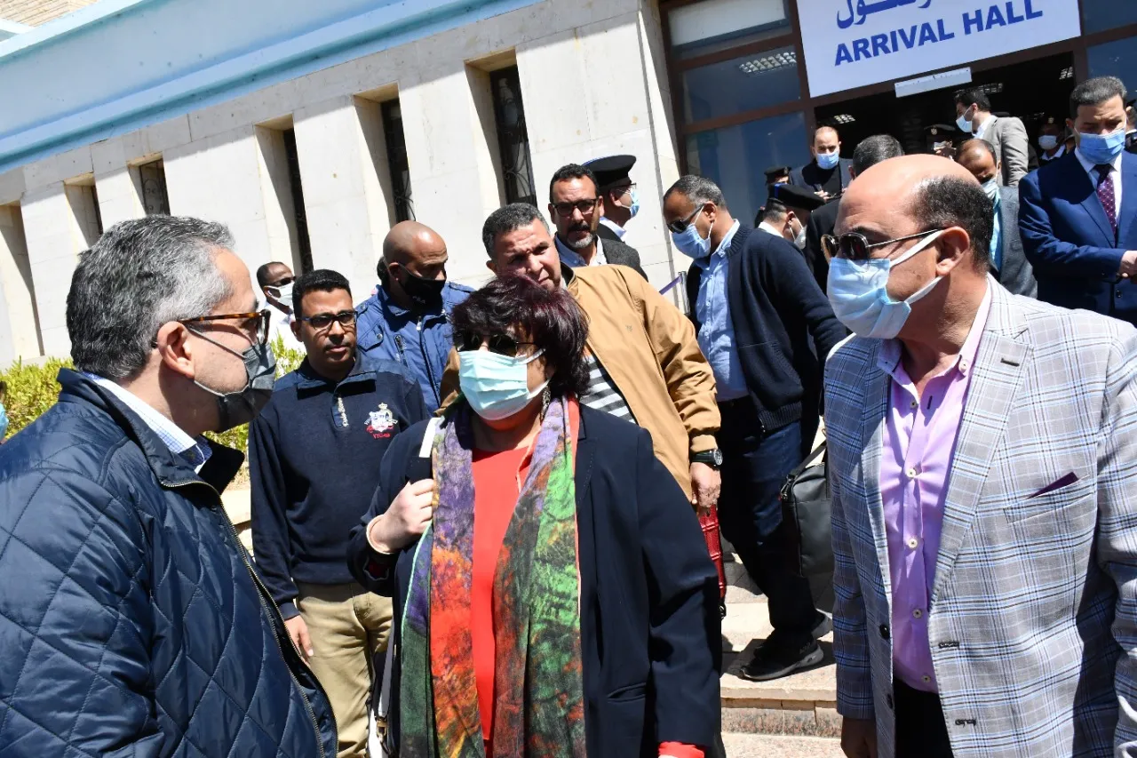 وزيرا السياحة والثقافة ومحافظ أسوان يوزعون الهدايا التذكارية على السائحين