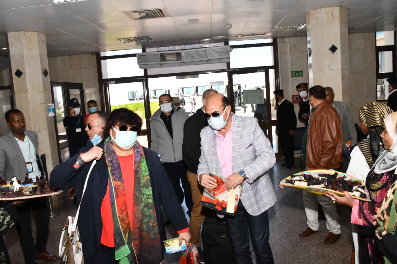 وزيرا السياحة والثقافة ومحافظ أسوان يوزعون الهدايا التذكارية على السائحين