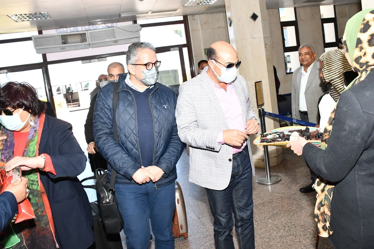 وزيرا السياحة والثقافة ومحافظ أسوان يوزعون الهدايا التذكارية على السائحين