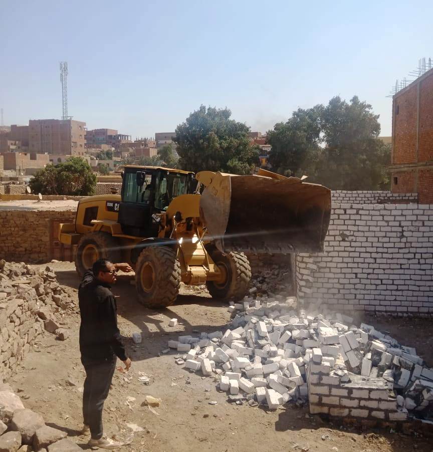 حملة لإزالة التعديات بأسوان
