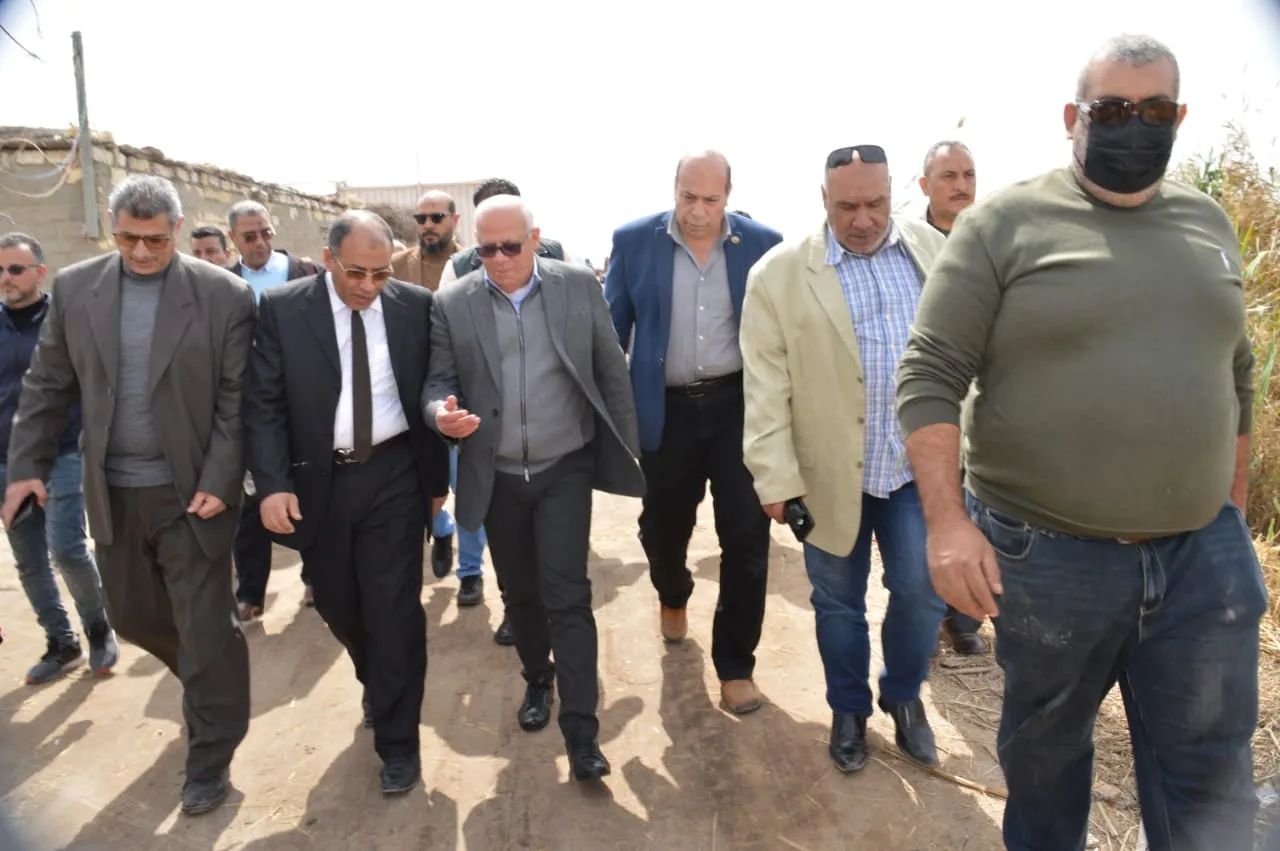 لقاء محافظ بورسعيد مزارعين بمنطقة سهل الطينة شرق المحافظة 