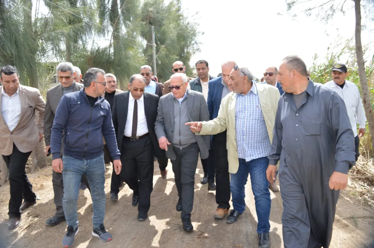 لقاء محافظ بورسعيد مزارعين بمنطقة سهل الطينة شرق المحافظة 