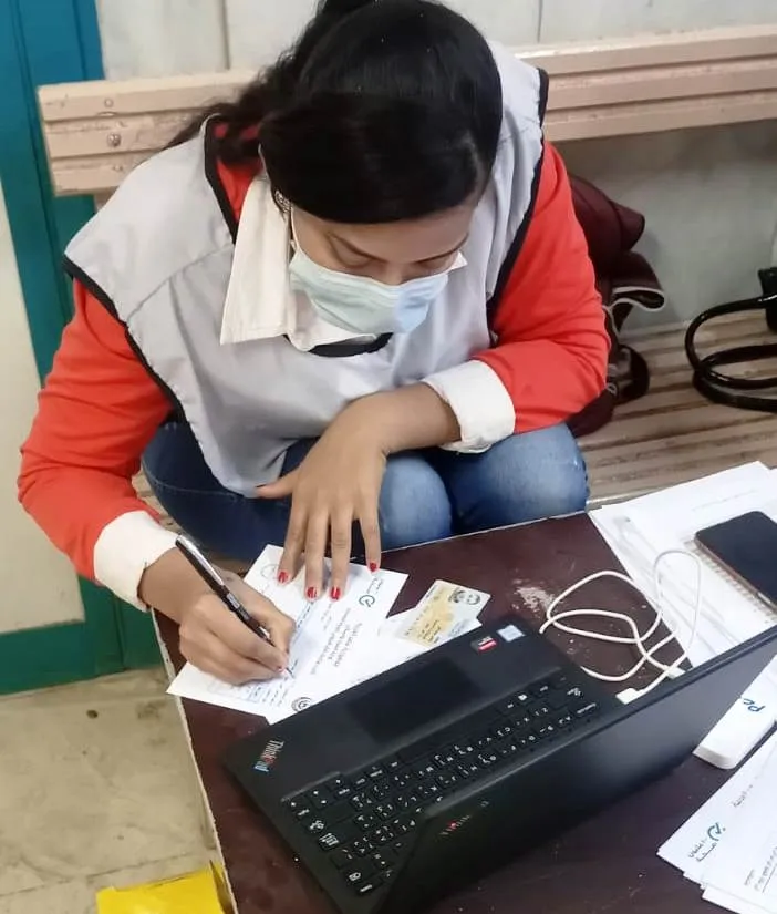 حملة طرق الأبواب للتطعيم ضد كورونا في أسوان