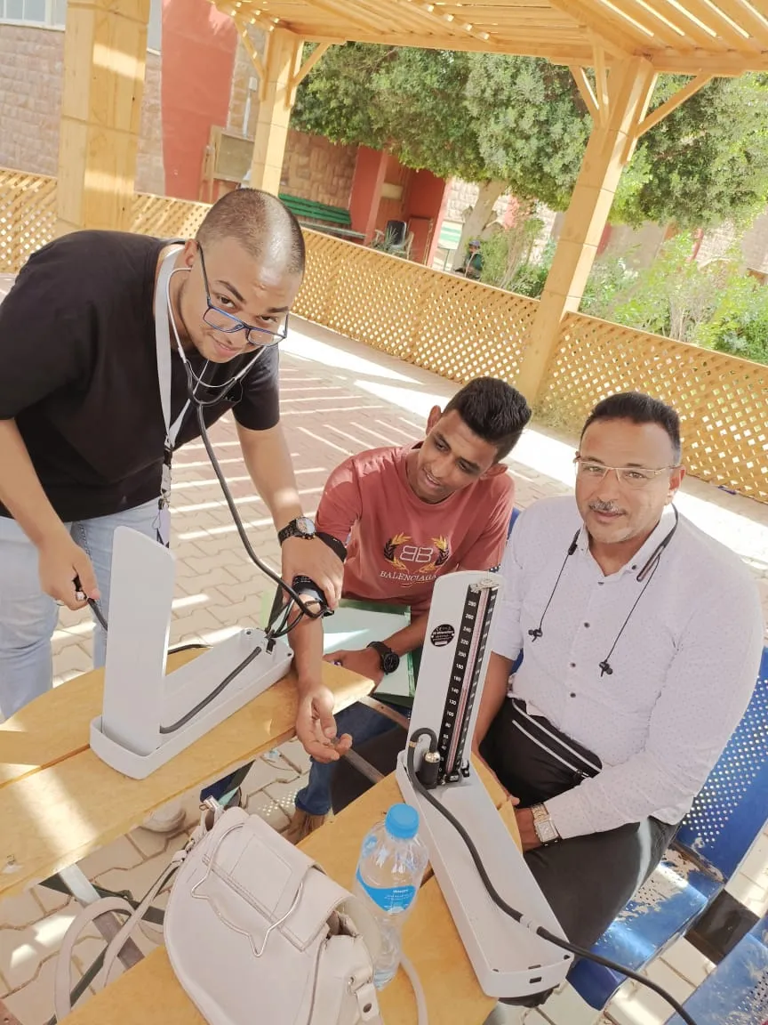 رئيس جامعة أسوان مع الحملة