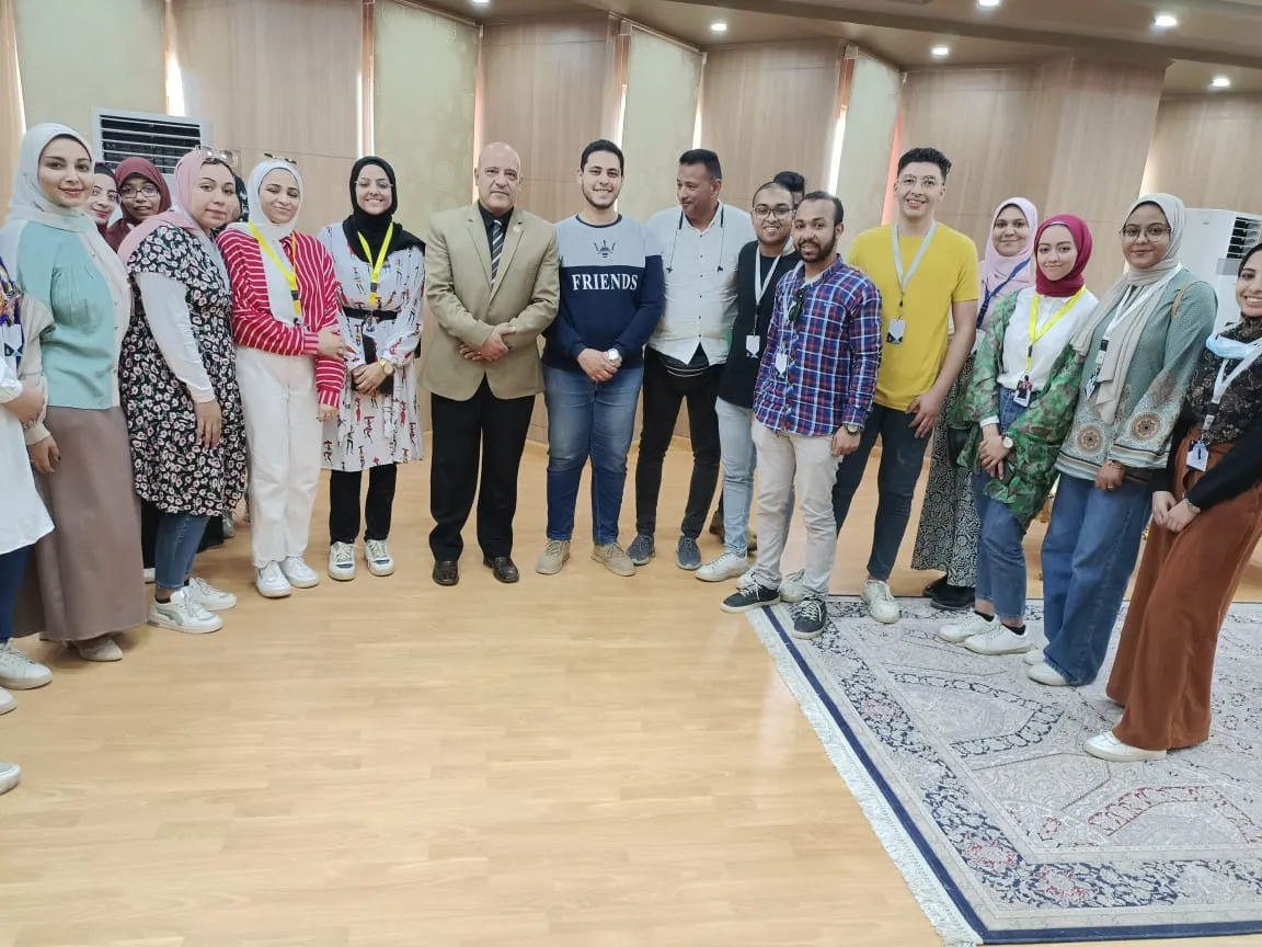 رئيس جامعة أسوان مع الحملة