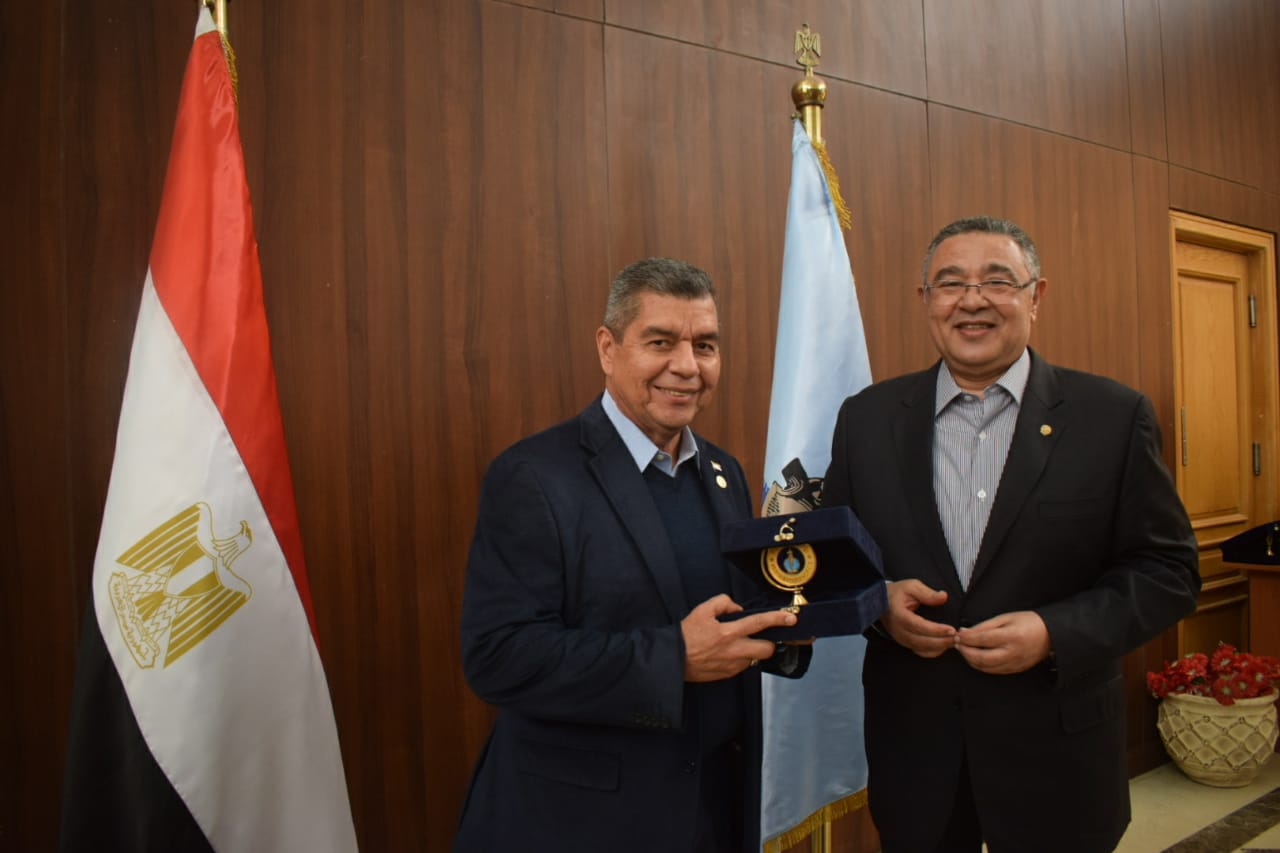 محافظ البحر الأحمر يلتقى سفراء