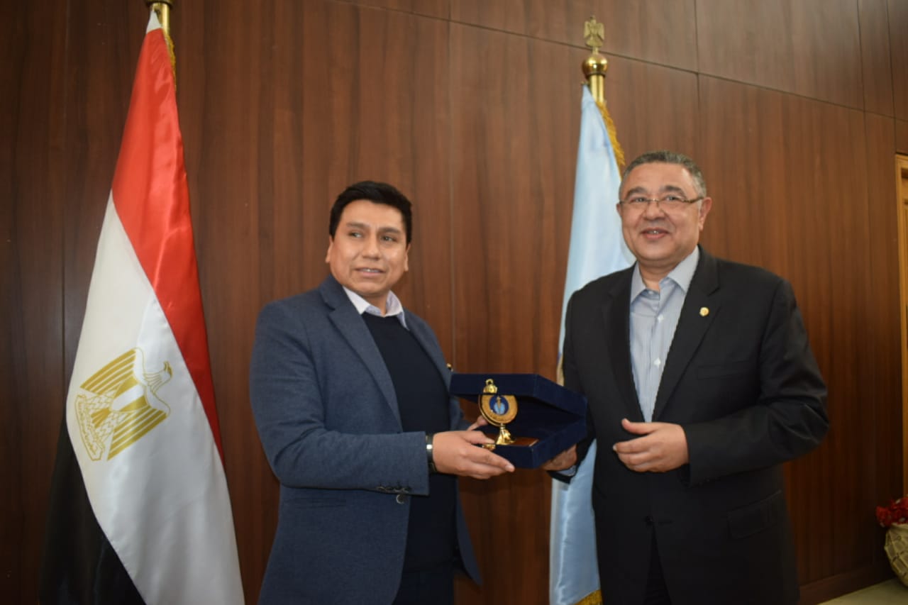 خلال لقاء المحافظ بالسفراء