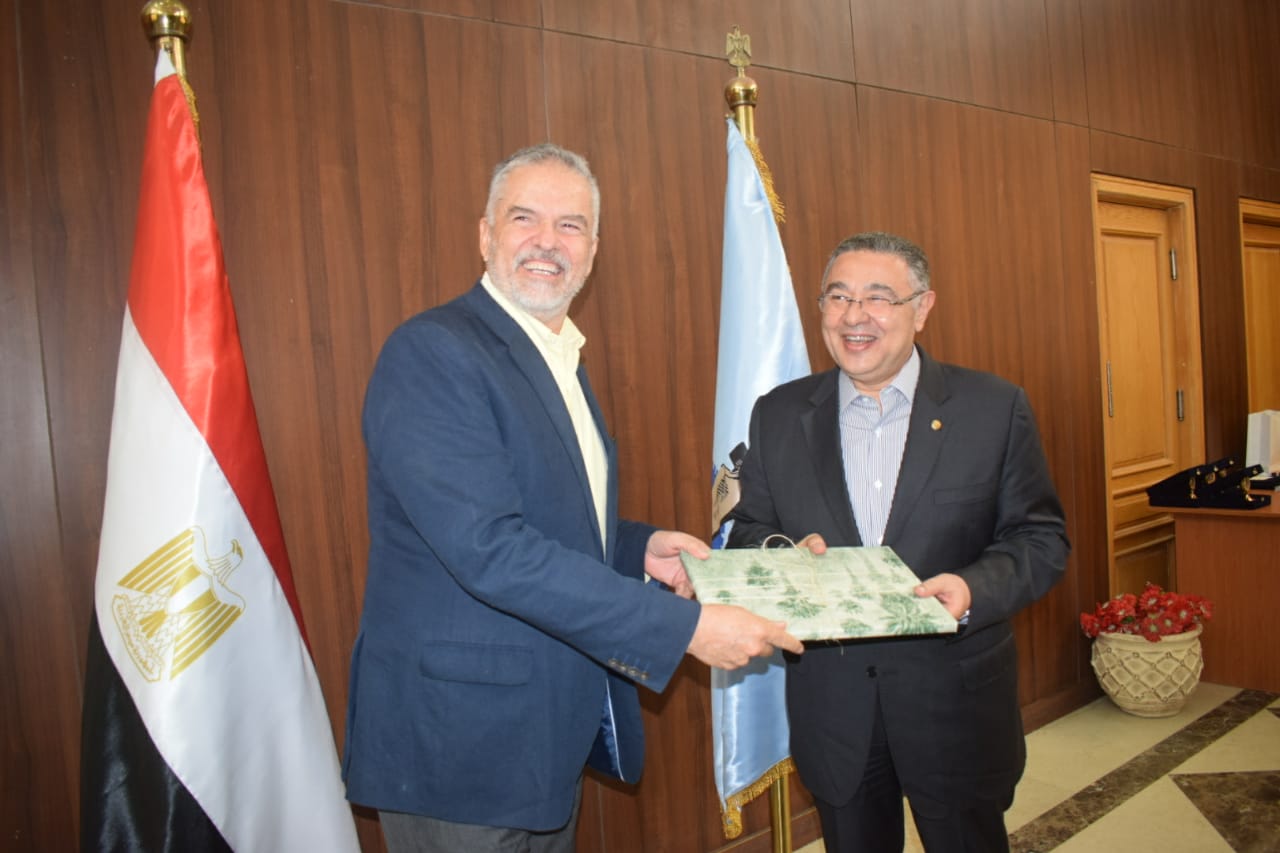 لقاء المحافظ