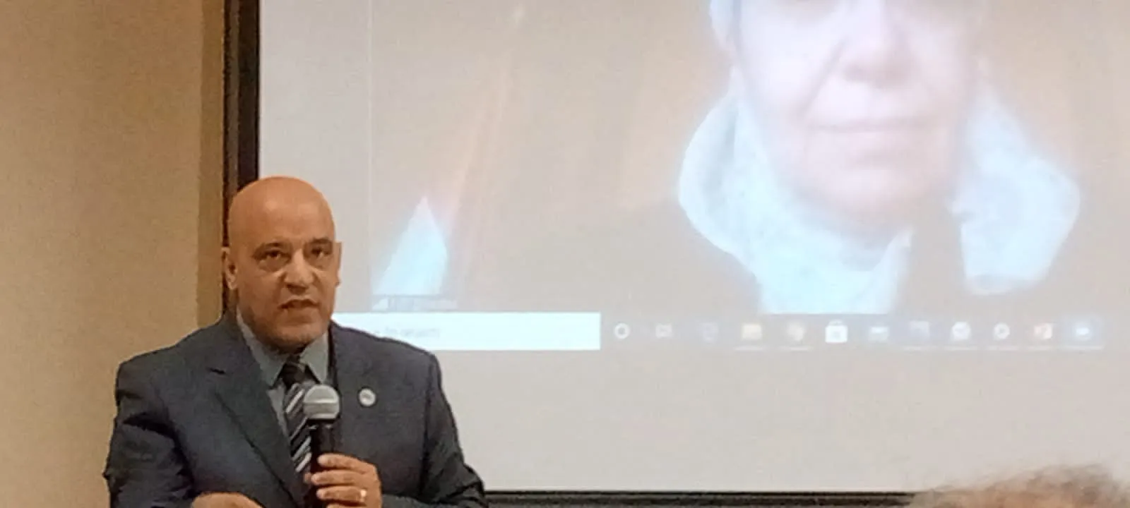 رئيس جامعة أسوان يتفقد مركز إبداع مصر الرقمية 