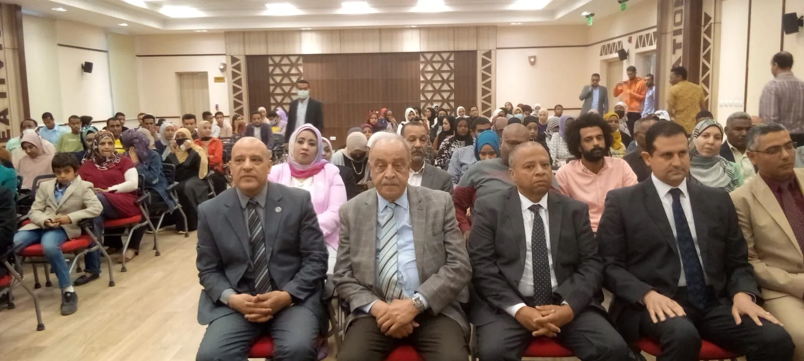 رئيس جامعة أسوان يتفقد مركز إبداع مصر الرقمية 