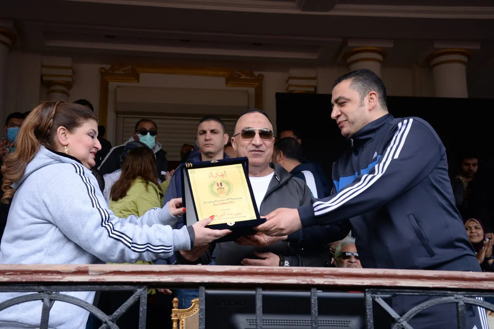 أثناء تسليم الدرع