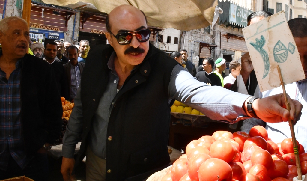 محافظ أسوان يقود حملة بالأسواق لمتابعة ضبط الأسعار ومواجهة الاحتكار