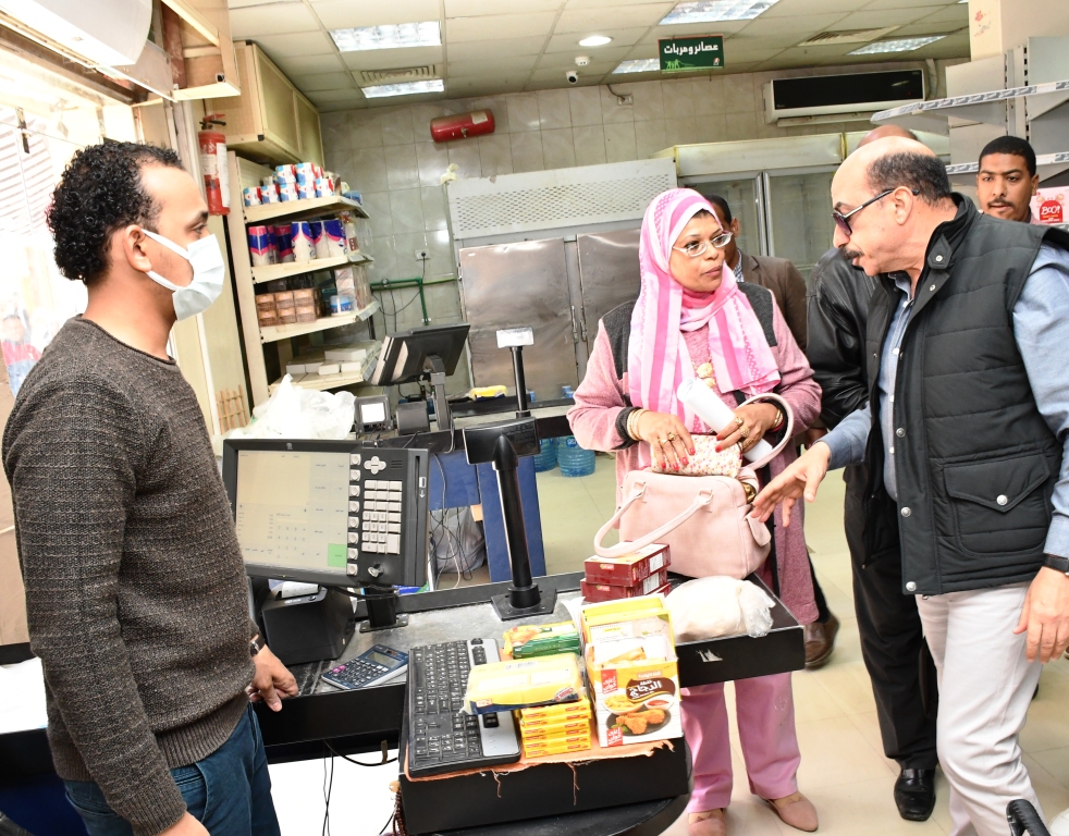 محافظ أسوان يقود حملة بالأسواق لمتابعة ضبط الأسعار ومواجهة الاحتكار