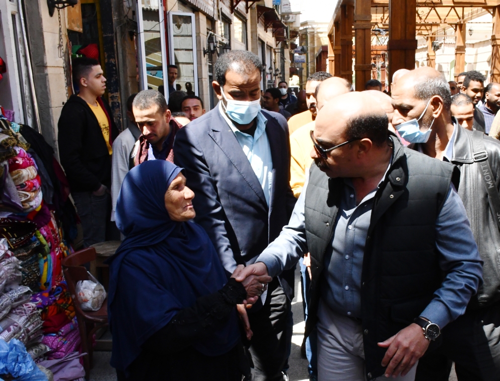 محافظ أسوان يقود حملة بالأسواق لمتابعة ضبط الأسعار ومواجهة الاحتكار