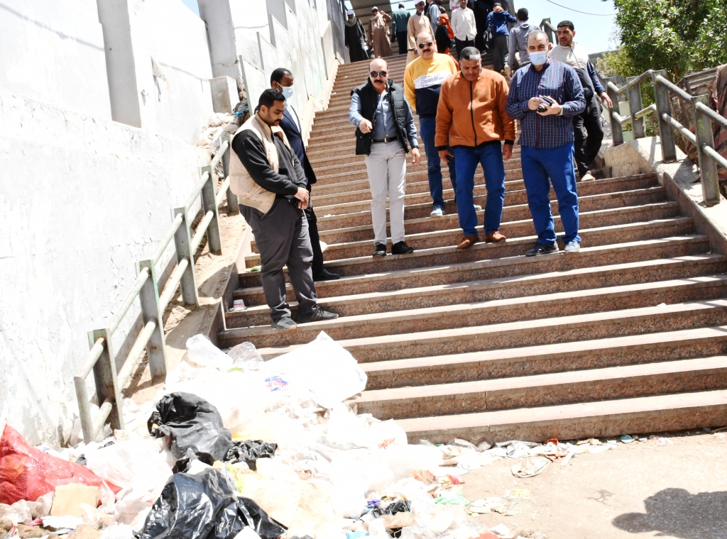 محافظ أسوان يقود حملة بالأسواق لمتابعة ضبط الأسعار ومواجهة الاحتكار