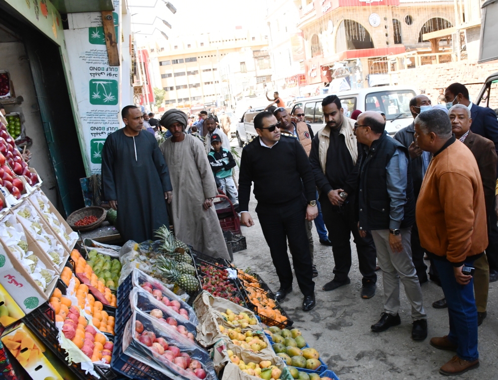 محافظ أسوان يقود حملة بالأسواق لمتابعة ضبط الأسعار ومواجهة الاحتكار