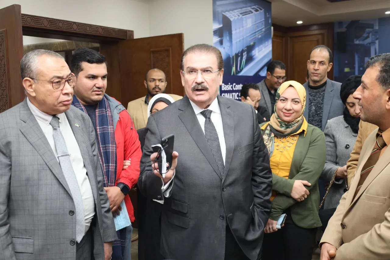 هاني ضاحي يفتتح معمل سيمنز للتدريب الهندسي