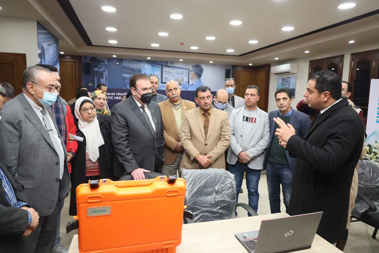 هاني ضاحي يفتتح معمل سيمنز للتدريب الهندسي
