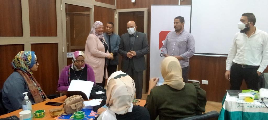 رئيس الجامعة فى مناقشات المائدة المستديرة