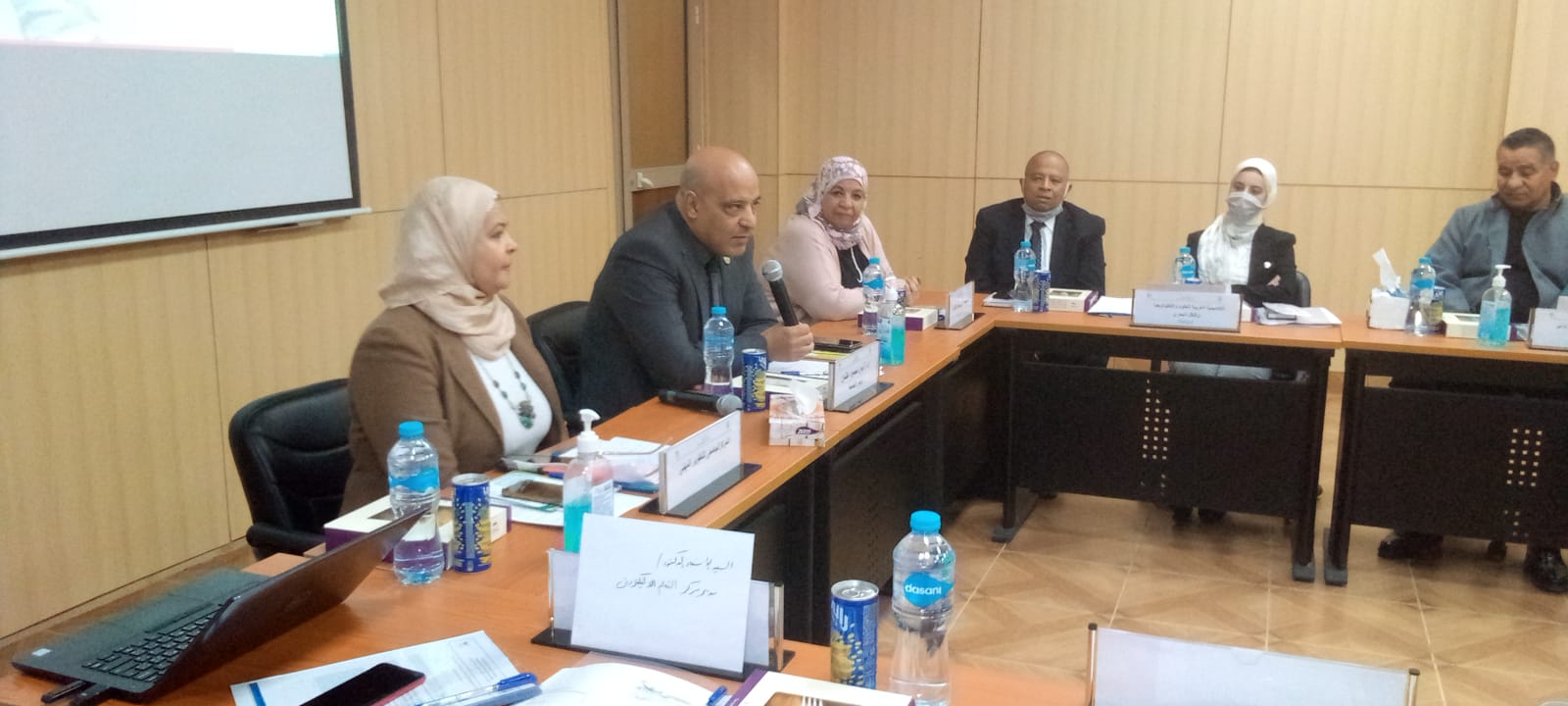 رئيس الجامعة فى مناقشات المائدة المستديرة