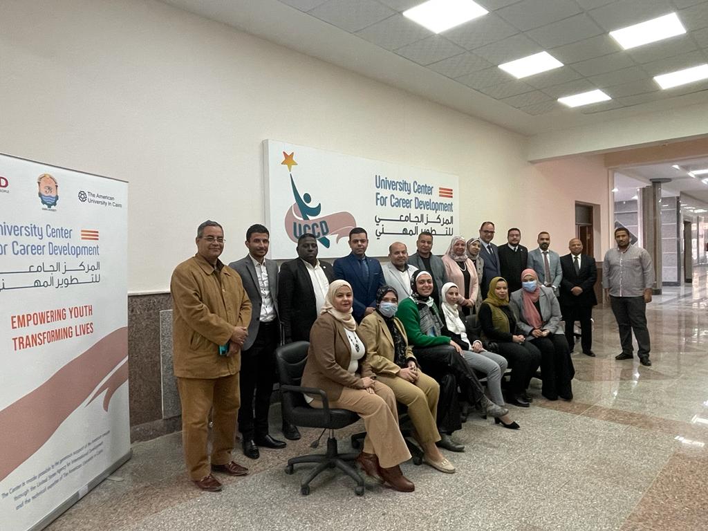 رئيس الجامعة فى مناقشات المائدة المستديرة