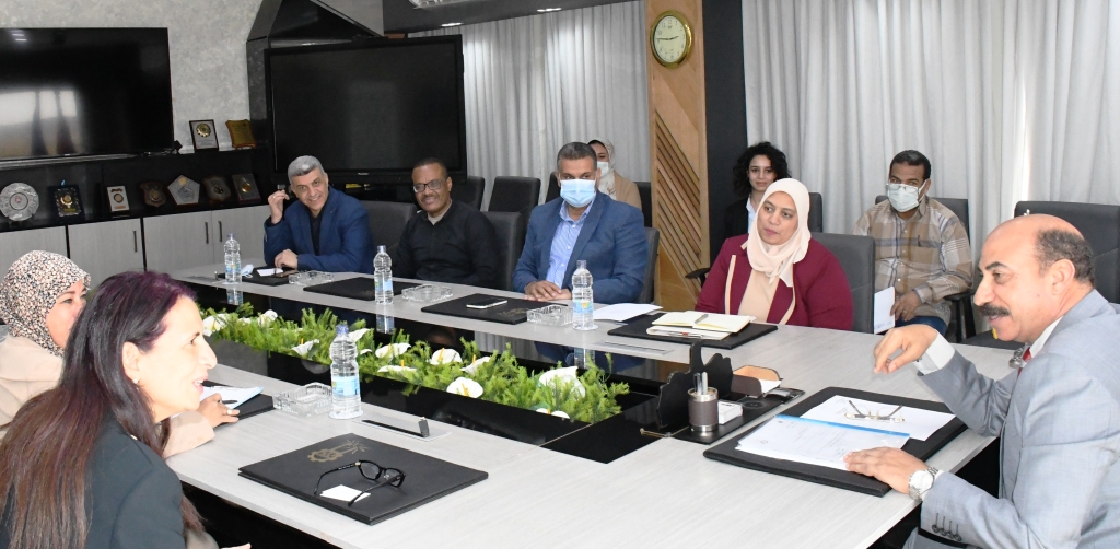  محافظ أسوان مع وفد هيئة فولبرايت مصر