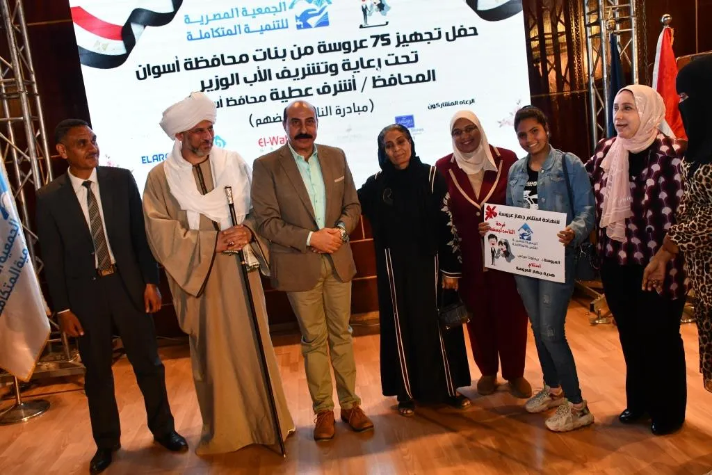  محافظ أسوان مع وفد هيئة فولبرايت مصر