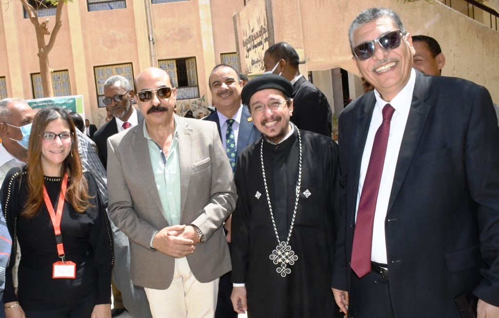 محافظ أسوان يتفقد معسكر الكشافة والجوالة
