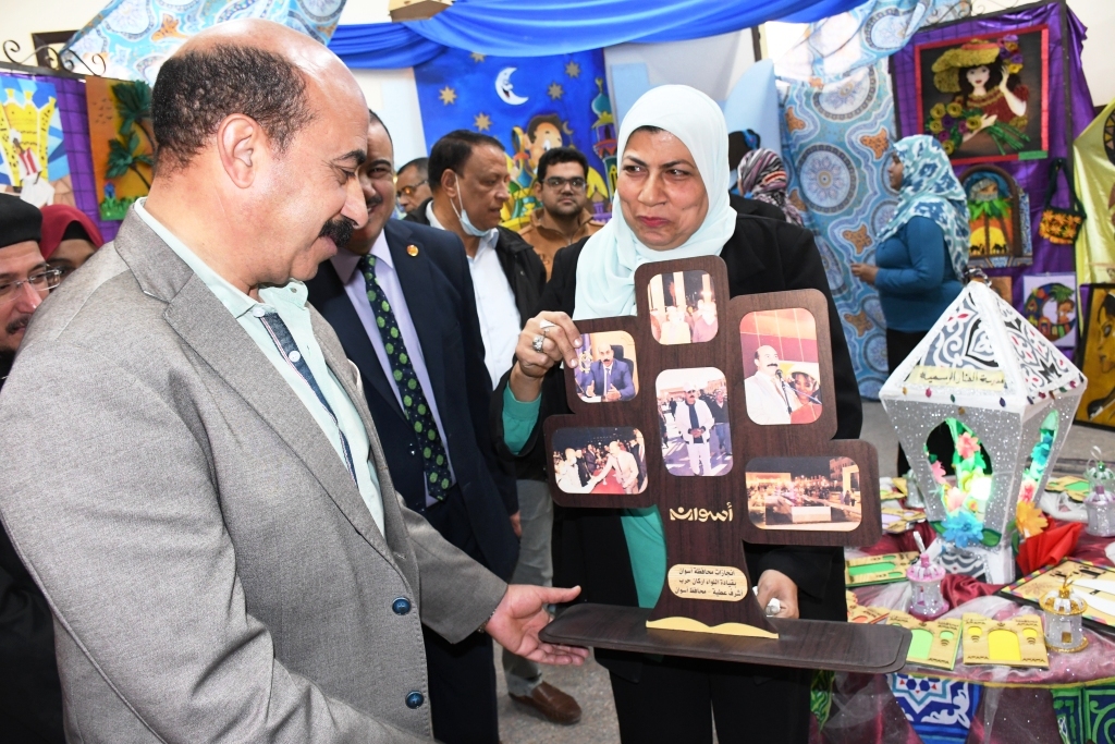 محافظ أسوان يتفقد معسكر الكشافة والجوالة