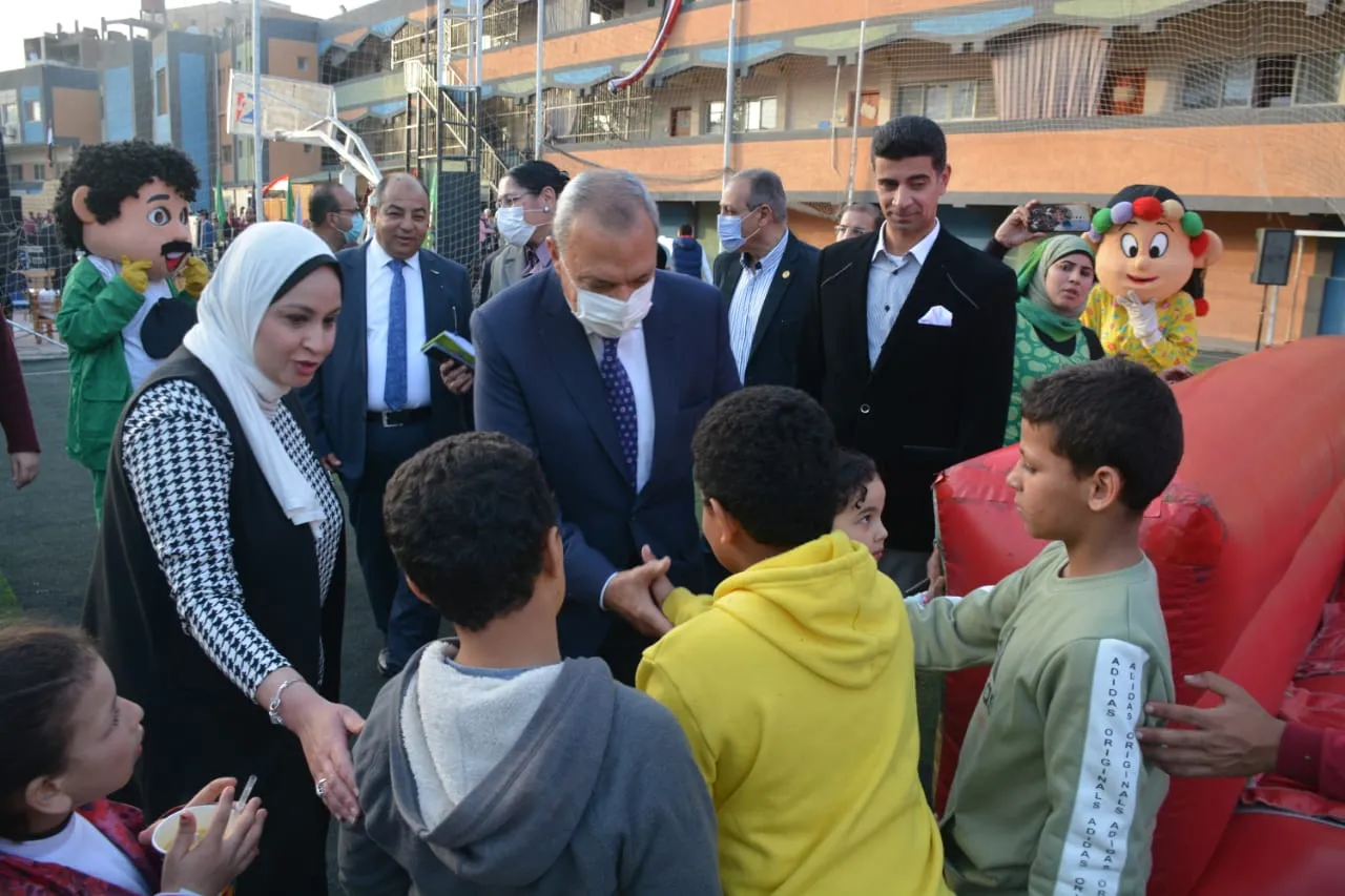 محافظ القليوبية يشارك الأطفال فرحتهم بعيد اليتيم في بنها 