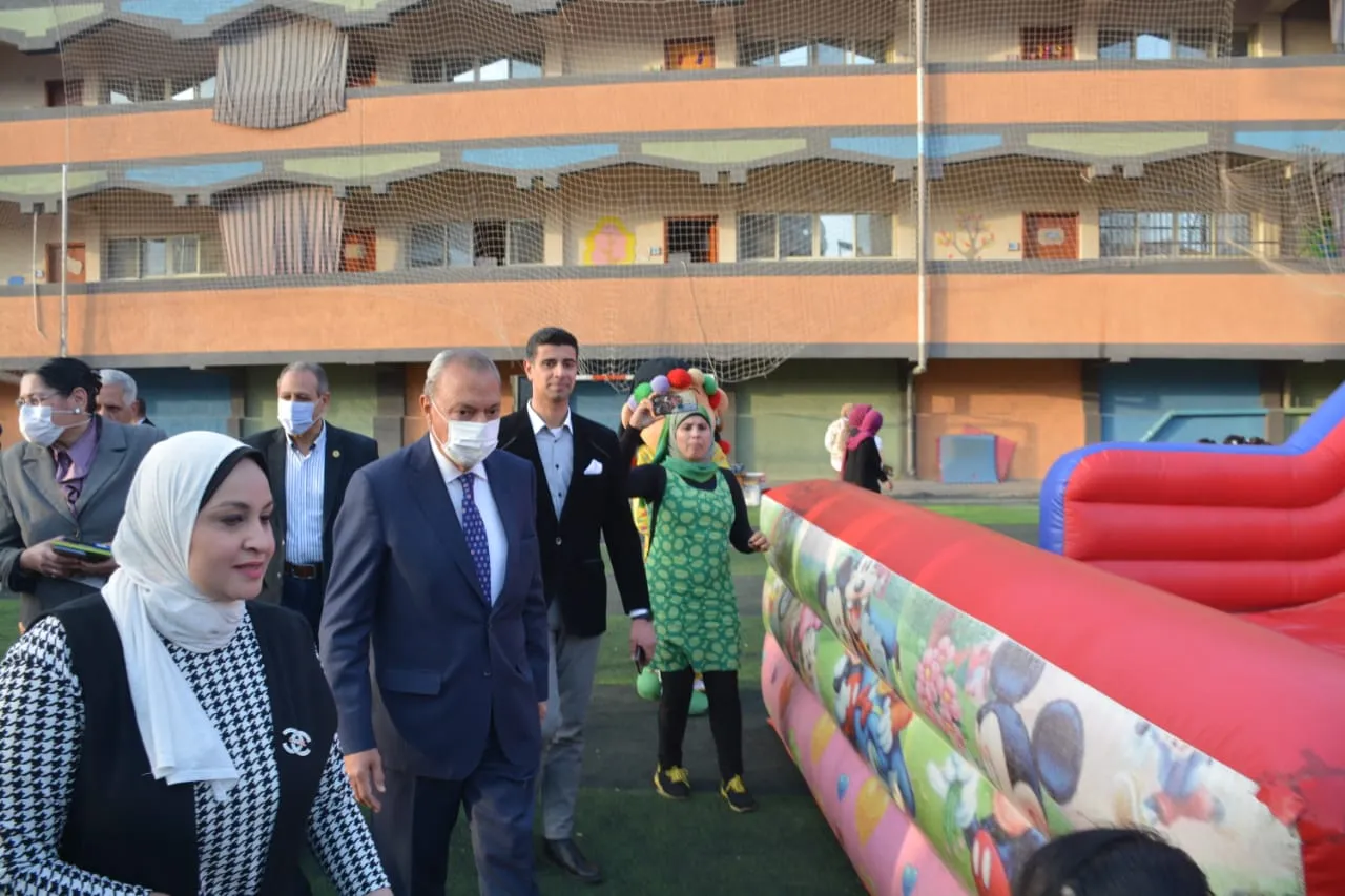 محافظ القليوبية يشارك الأطفال فرحتهم بعيد اليتيم في بنها 