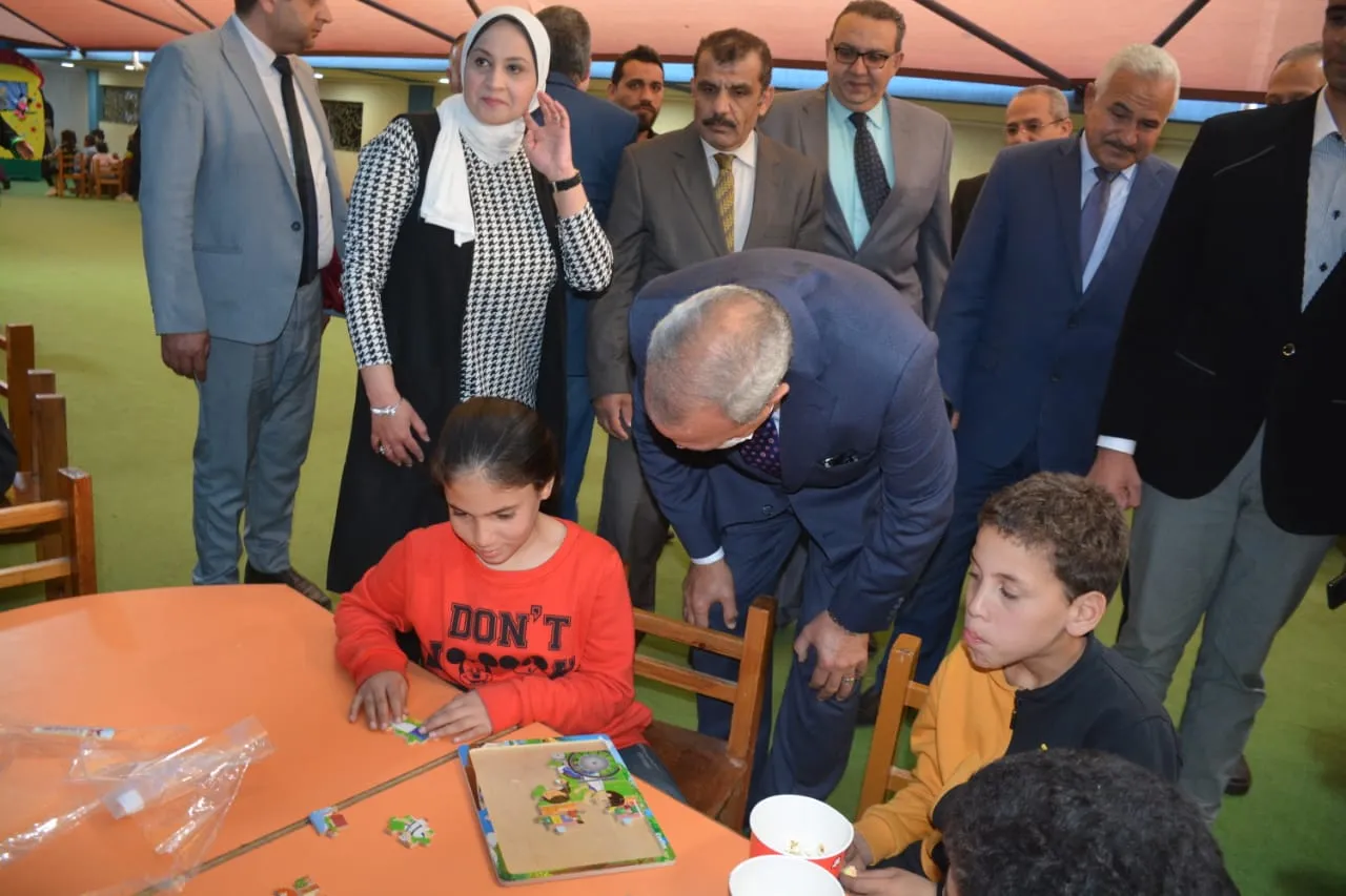 محافظ القليوبية يشارك الأطفال فرحتهم بعيد اليتيم في بنها 