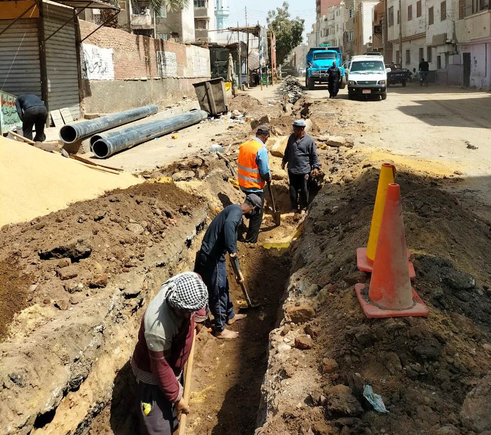 محافظ أسوان يتدخل لحل مشكلة انقطاع وضعف مياه الشرب بمدينة إدفو