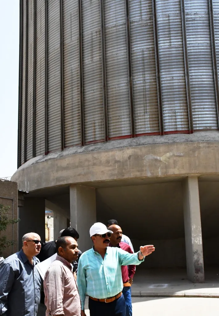 محافظ أسوان يتابع استلام وتخزين محصول القمح بالمطاحن والصوامع