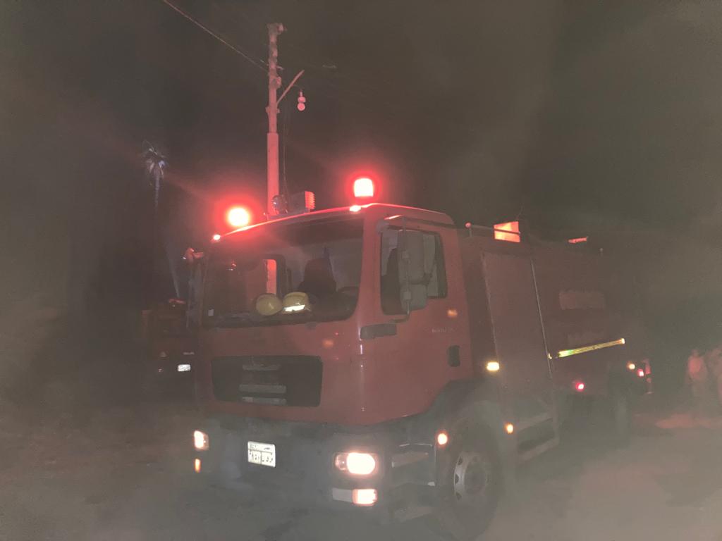 محافظ أسوان يتابع السيطرة على حريق بقرية حاجر القنان بأدفو 