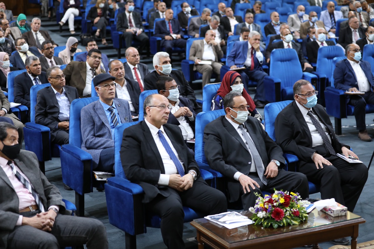 جانب من إجتماع وزير الري بقيادات الوزارة 