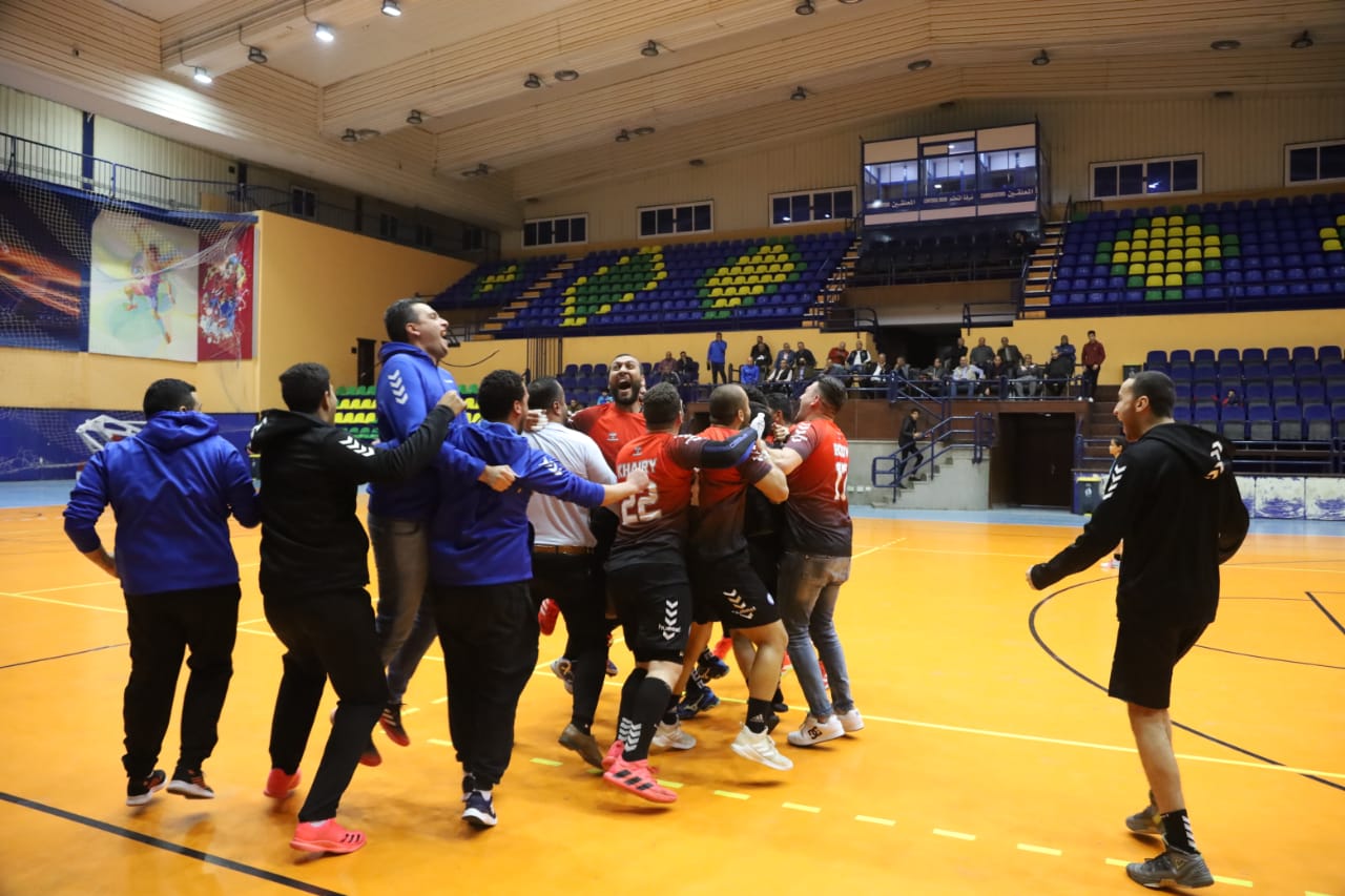 جانب من فرحة اللاعبين بالتأهل لدوري المحترفين بعد الفوز على طنطا