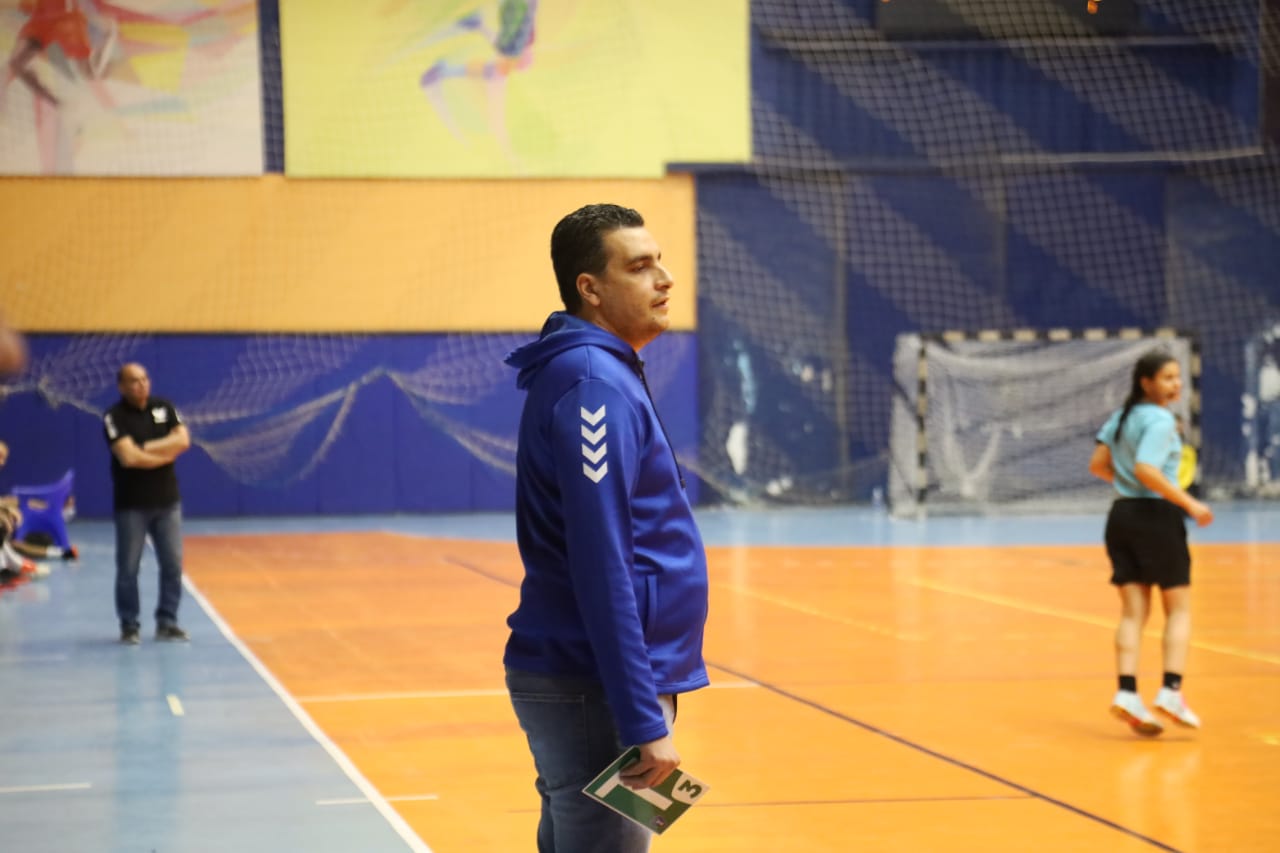 المدير الفني أثناء المبارة 