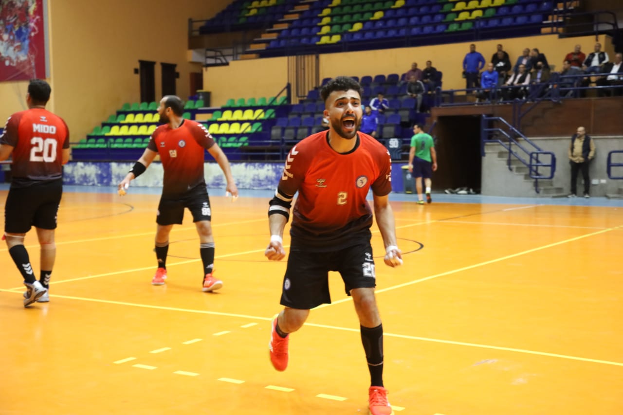 جانب من فرحة اللاعبين بالتأهل لدوري المحترفين بعد الفوز على طنطا